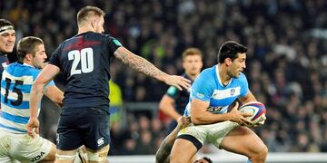 TWICK-4. London (United Kingdom), 26/11/2016.- Argentina's Santiago Gonzalez Iglesias (R) is tackled by England's Courtney Lawes (C) during the Autumn Rugby International Series match between England and Argentina at Twickenham in London, Britain, 26 Nove