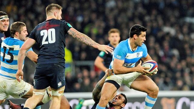 TWICK-4. London (United Kingdom), 26/11/2016.- Argentina's Santiago Gonzalez Iglesias (R) is tackled by England's Courtney Lawes (C) during the Autumn Rugby International Series match between England and Argentina at Twickenham in London, Britain, 26 Nove