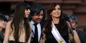 Los 4,6 millones de dolares secuestrados en una caja de seguridad de Florencia Kirchner apertura cajas de seguridadrnThis file photo taken on December 10, 2011 shows Argentina's reelected President Cristina Fernandez de Kirchner (R) holding the hand of he