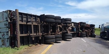 Camión volcado Ruta 14\nCrédito: Bomberos Voluntarios