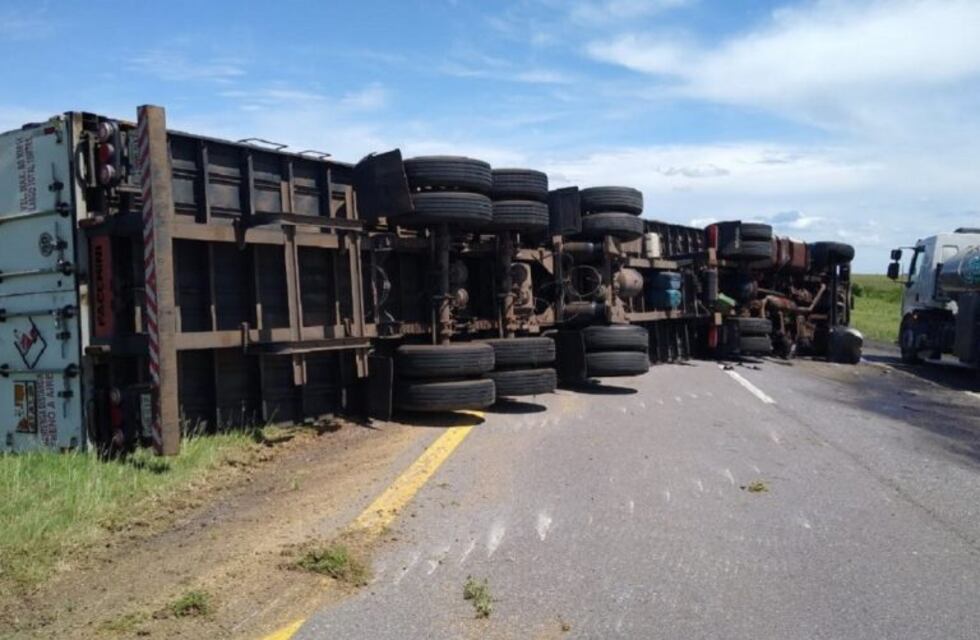 Un camión volcó sobre la Ruta Nacional Nº 14