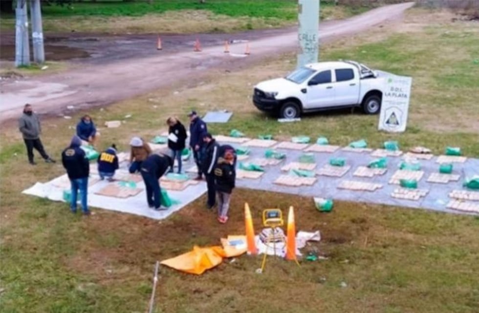 Volcó al intentar evitar un control y le descubrieron más de 600 kilos de marihuana