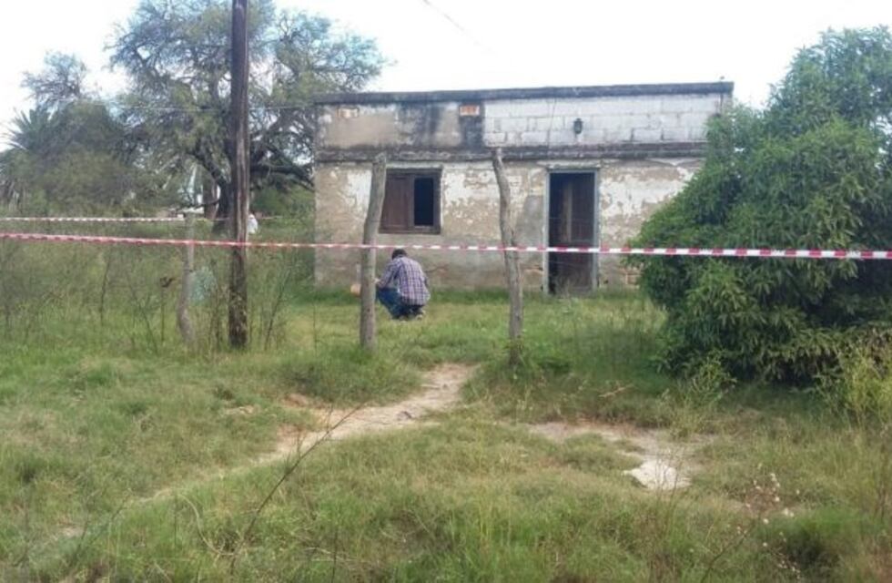 Encontraron el cadáver de un hombre enterrado en una casa