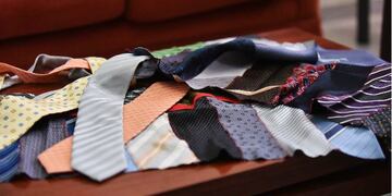 En San Francisco, Silvana y Luis y los integrantes de la parroquia Cristo Rey arman colchas con pedazos de corbatas\u002E (La Voz de San Justo)