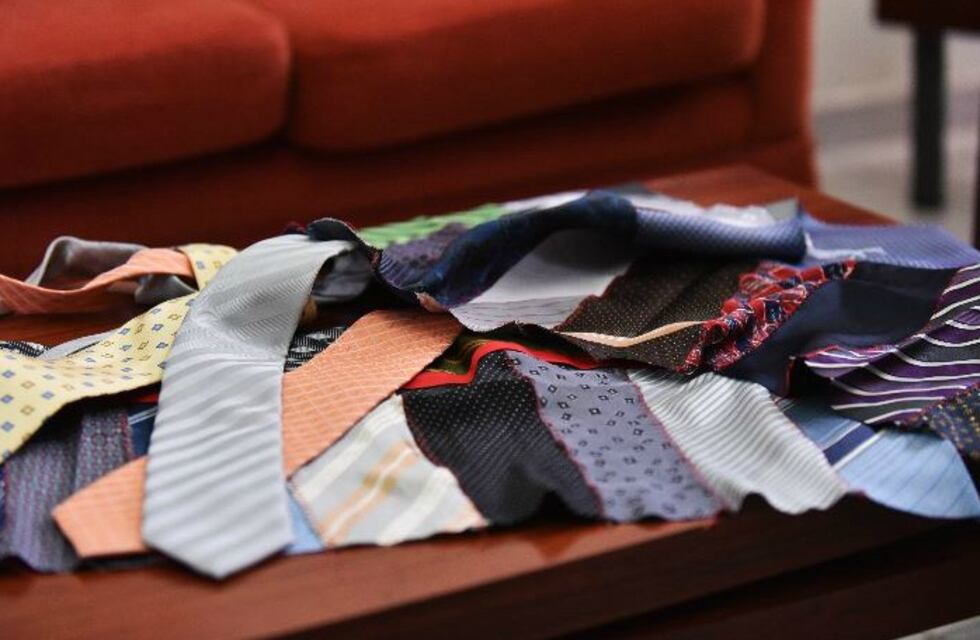 Silvana y Luis hacen mantas con corbatas para abrigar a los que menos tienen