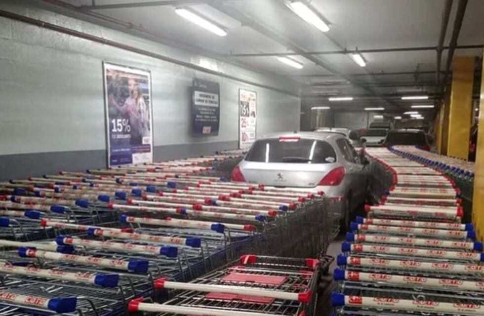 Estacionó mal en un supermercado y la "venganza" de los empleados se volvió viral