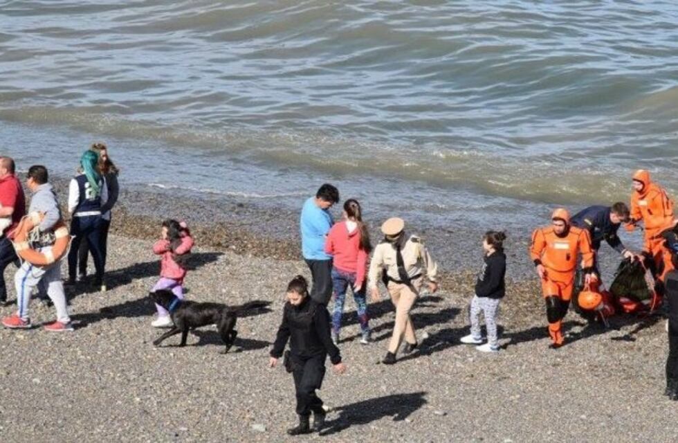 Prefectura rescató a dos jóvenes y a su perro atrapados por la marea