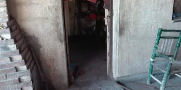 Así quedó la puerta del anciano luego de que los malvivientes se la bajaran a patadas\u002E