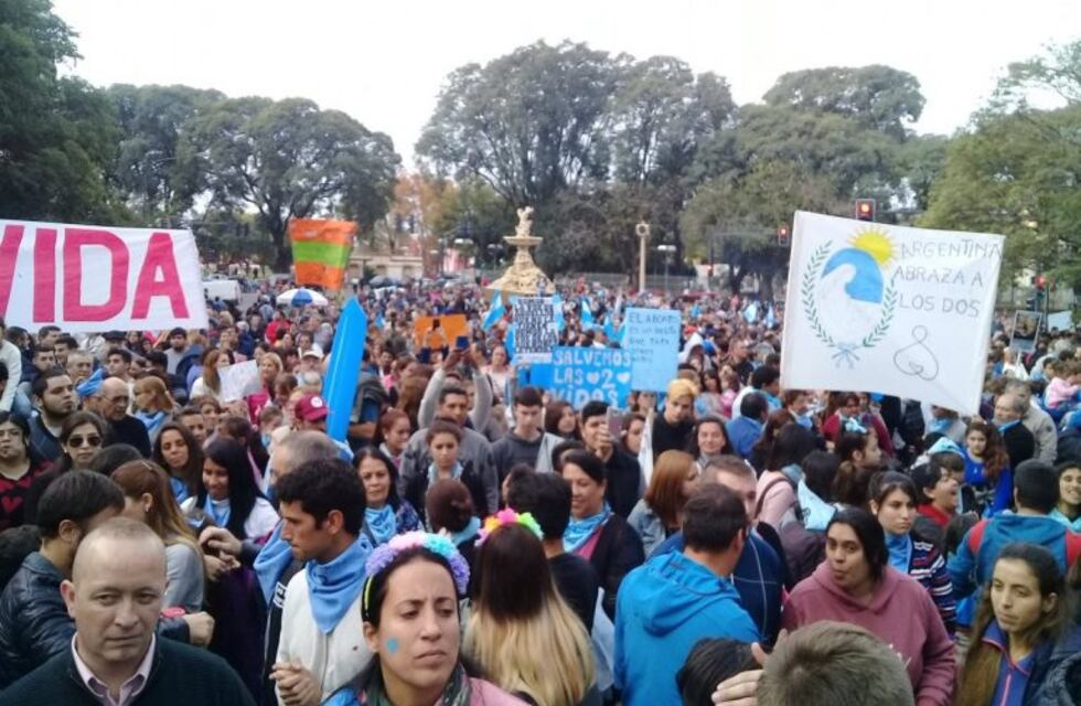Miles de personas se manifestaron en Rosario contra despenalizar el aborto