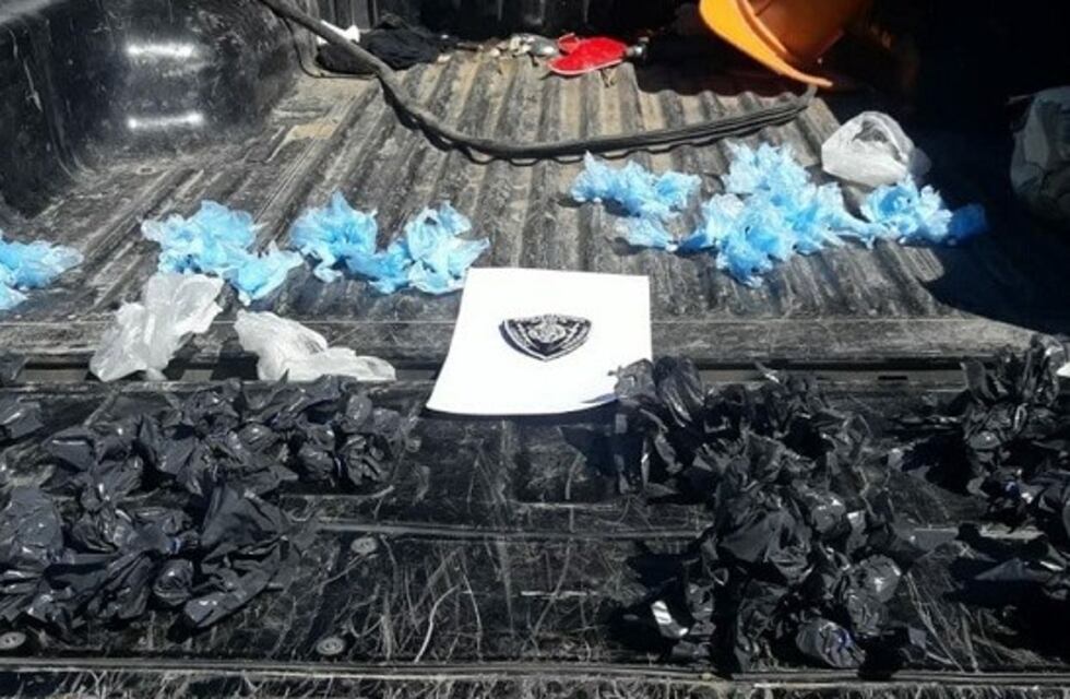 Detuvieron a un hombre con cocaína y marihuana escondida dentro de una pelota de fútbol