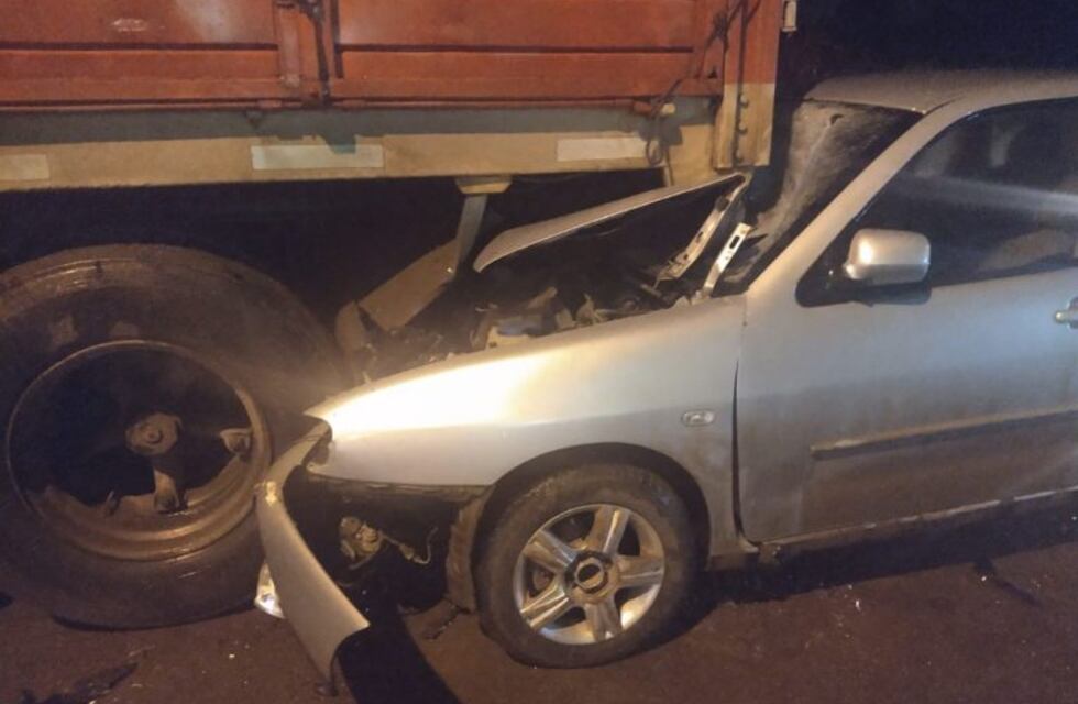 Colonia Caroya: esta grave tras chocar un camión estacionado