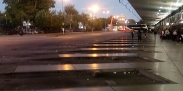 La Terminal amaneció este jueves bloqueada en el marco de la protesta de taxistas por el crimen de un colega\u002E (Twitter)