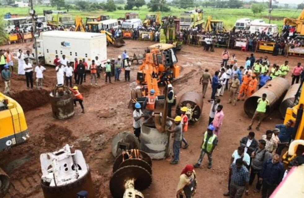 Un niño cayó a un pozo de 30 metros en India y trabajan contrarreloj para rescatarlo