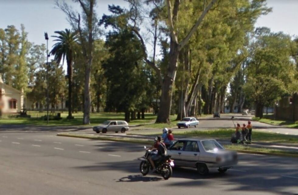 Chocó y huyó pero en el lugar quedó el paragolpes con la patente