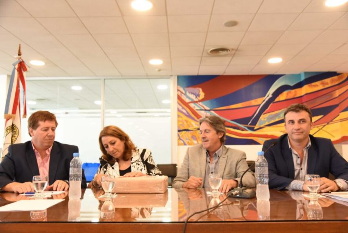 Apertura de sobres para las obras del aeropuerto\u002E