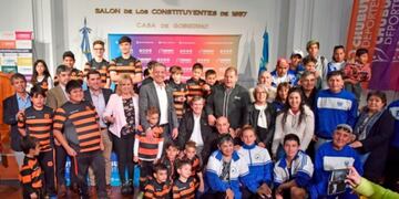 El gobernador Mariano Arcioni firmó acuerdos con varios clubes de la provincia para financiar obras de infraestructura\u002E