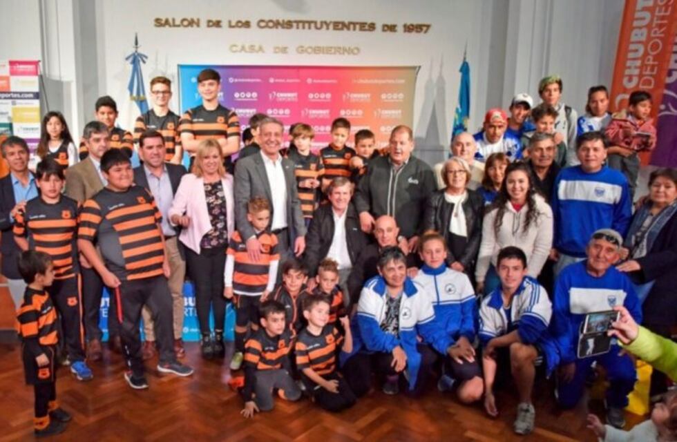 Arcioni firmó acuerdos de aportes económicos para clubes deportivos de Chubut