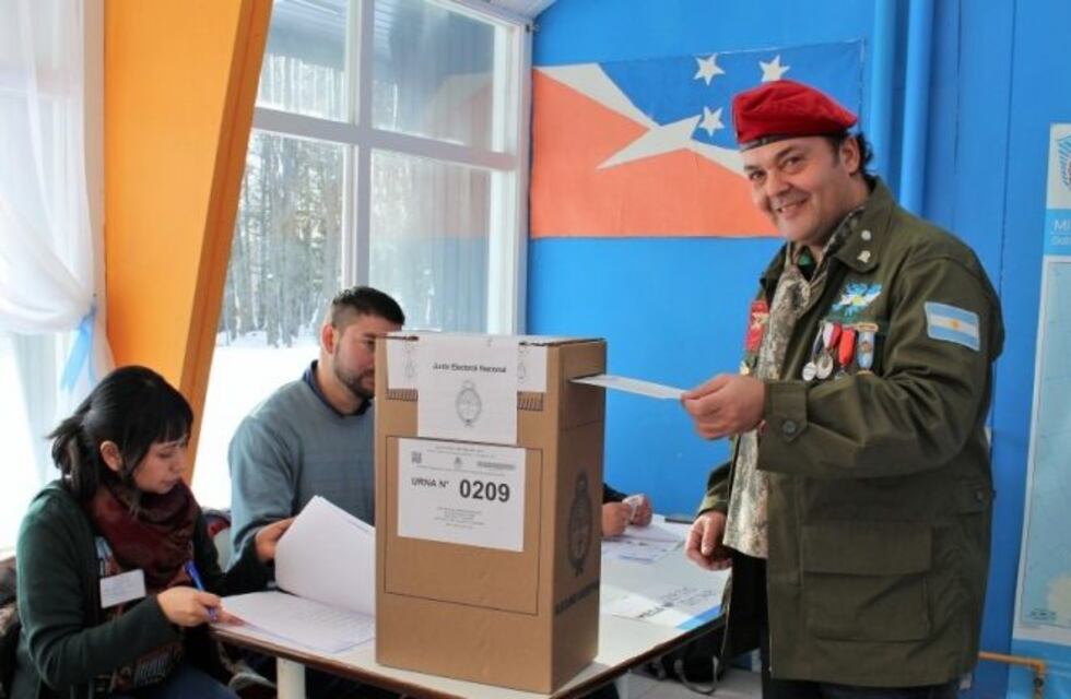 Vestido de soldado, votó el ex combatiente fueguino que fijó domicilio en las Islas Malvinas
