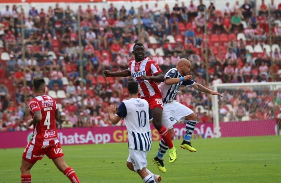 Talleres se quedó con uno menos y Unión sumó de a tres para arrimarse a la punta