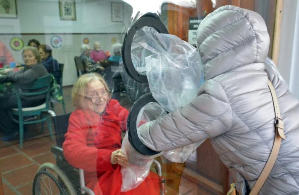 La original idea de un geriátrico para que las familias puedan abrazar a los abuelos