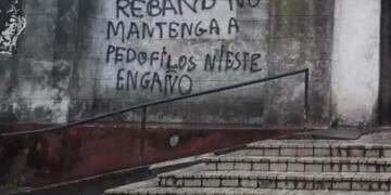 En la parroquia La Merced, de la zona sur de Rosario, hubo pintadas en el frente\u002E (@somosnotrosario)