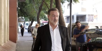 por primera vez se voto con boleta unica\r\nSE REALIZAN LAS ELECCIONES PRIMARIAS ABIERTAS SIMULTANEAS Y OBLIGATORIAS \r\n\r\nDYN701, ROSARIO 22/05/2011, EL PRECANDIDATO A GOBERNADOR DEL FRENTE PARA LA VICTORIA RAFAEL BIELSA INGRESA ESTA MAÑANA EN EL COLEGIO Nº 103 ROQUE SÁENZ PEÑA PARA EMITIR SU VOTO\u002E FOTO:DYN/ALBERTO RAGGIO\u002E santa fe rosario rafael bielsa elecciones primarias en la provincia elecciones internas para elegir candidato a gobernador precandidato a gobernador en las proximas elecciones