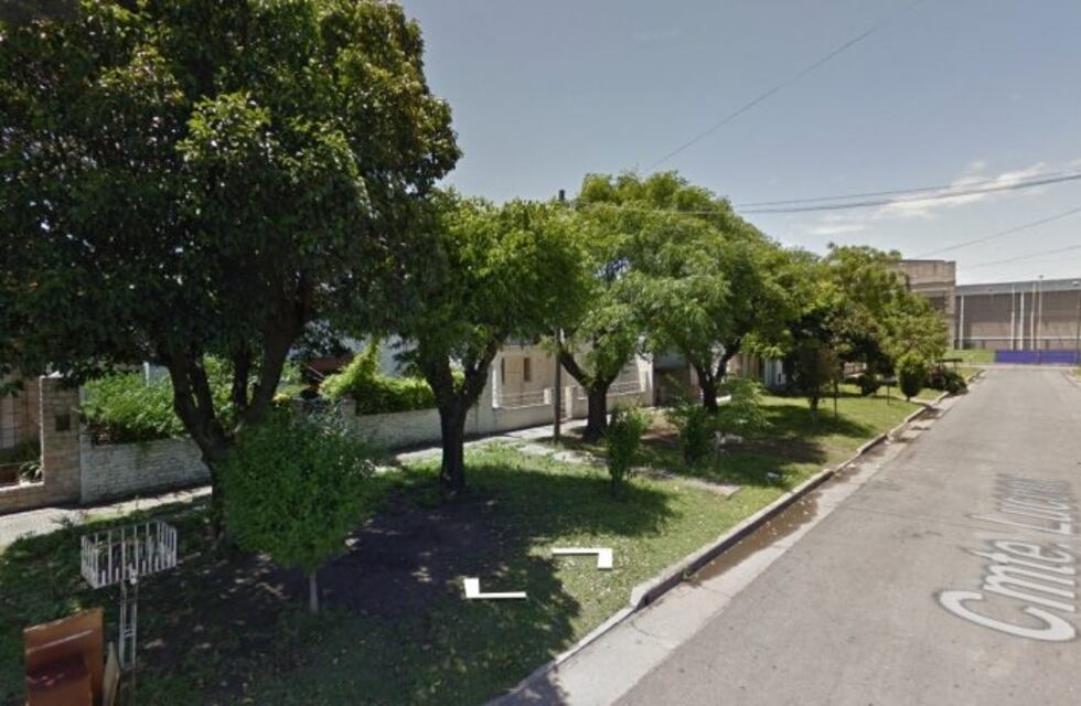 Villa Domínico: ocuparon su casa y se encadenó a la puerta hasta que se la devuelvan