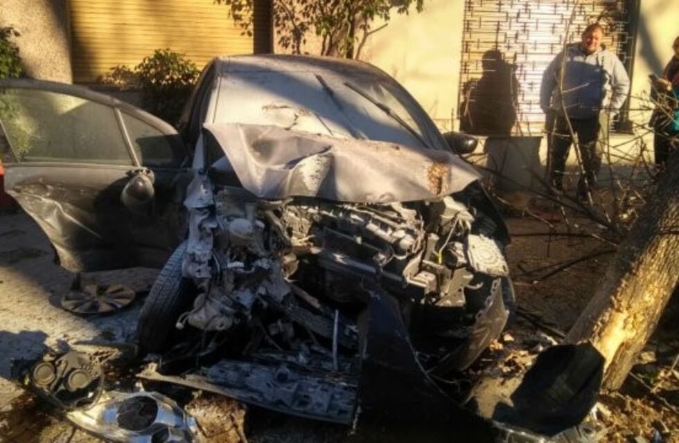 Un taxi y un auto particular protagonizaron un violento choque en el macrocentro