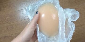 El corpiño de la joven