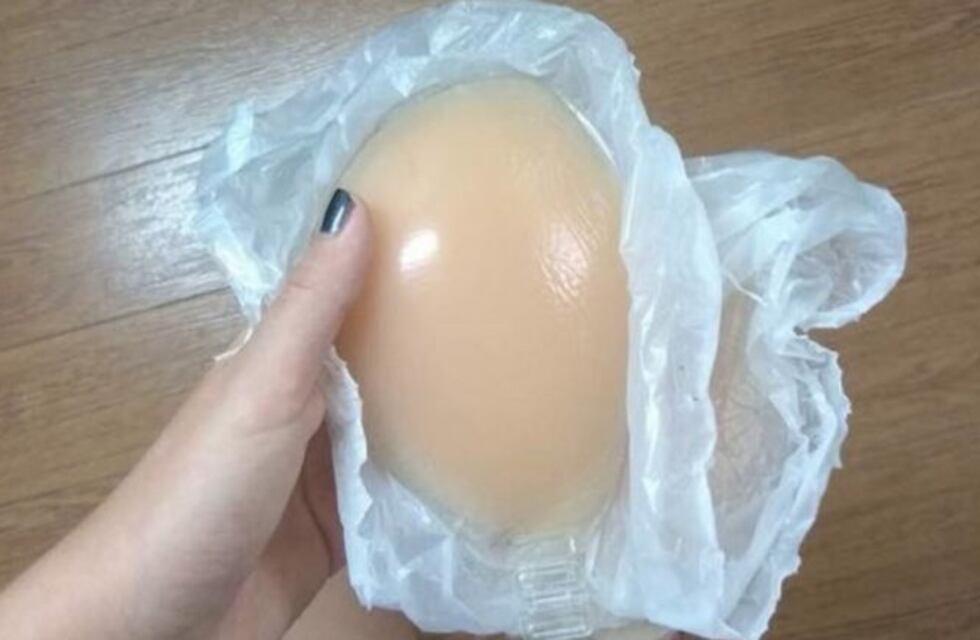 Confundió el corpiño de su hija con pollo, lo metió en el freezer y la historia se volvió viral