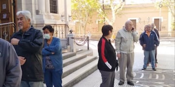 vacunan en iglesias a los adultos mayores en Mendoza