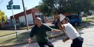 Le hicieron una multa y reaccionó a las piñas contra los inspectores (SL24)