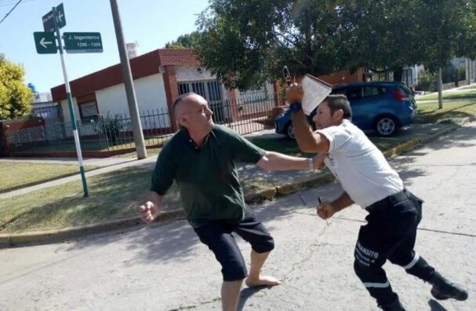 Le hicieron una multa y reaccionó a las piñas contra los inspectores