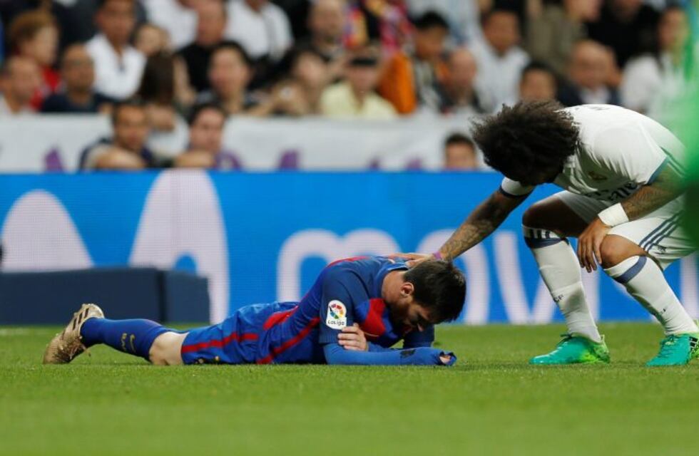 ¡Era roja! Marcelo le pegó un codazo en la cara a Messi