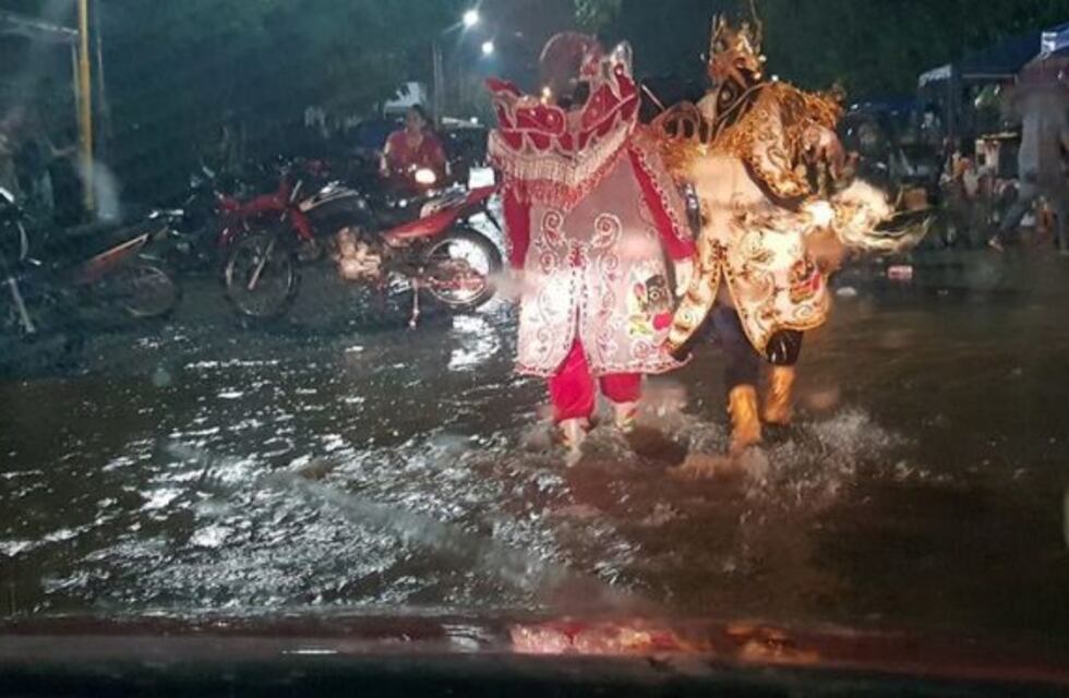 En Orán el corso se celebró bajo la lluvia y despertó la polémica