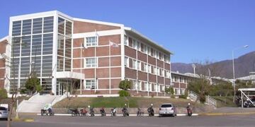 El conflicto de los docentes universitarios afectaría la toma de exámenes en la UNLaR