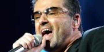 APE08. ATENAS (GRECIA), 26/12/2016.- Fotografu00eda de archivo del 26 de julio de 2007 de George Michael en Atenas. La inesperada muerte del cantante britu00e1nico George Michael a los 53 au00f1os ha teu00f1ido las navidades de luto para el mundo de la mu00fasica, que se volcu00f3 hoy en los tributos a una de las estrellas mu00e1s reconocidas del pop de los au00f1os 80 y 90. EFE/SIMELA PANTZARTZI