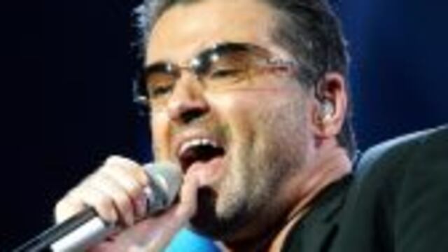 APE08. ATENAS (GRECIA), 26/12/2016.- Fotografu00eda de archivo del 26 de julio de 2007 de George Michael en Atenas. La inesperada muerte del cantante britu00e1nico George Michael a los 53 au00f1os ha teu00f1ido las navidades de luto para el mundo de la mu00fasica, que se volcu00f3 hoy en los tributos a una de las estrellas mu00e1s reconocidas del pop de los au00f1os 80 y 90. EFE/SIMELA PANTZARTZI