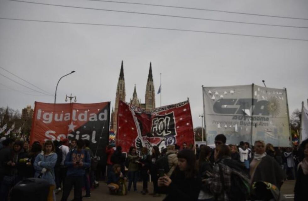 Manifestantes acampan frente a la Municipalidad de La Plata