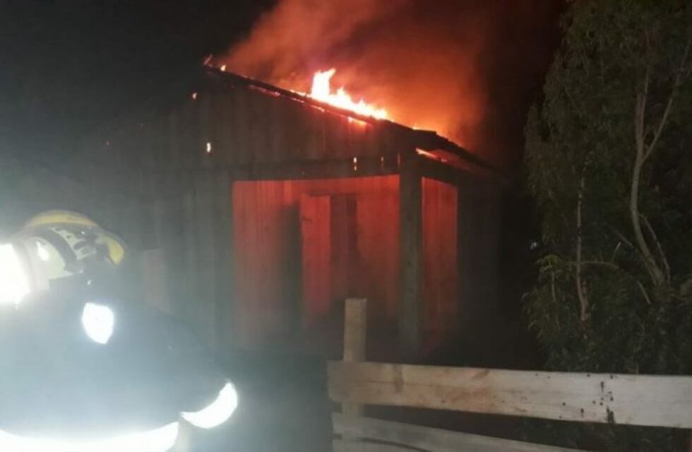 Incendió la casa de su ex pareja y le envió una foto del inmueble en llamas