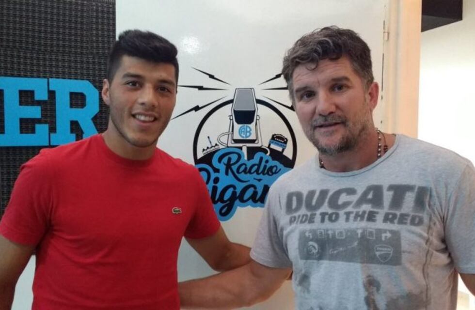 Abrazo de gol Celeste entre Sequeira y el Luifa Artime