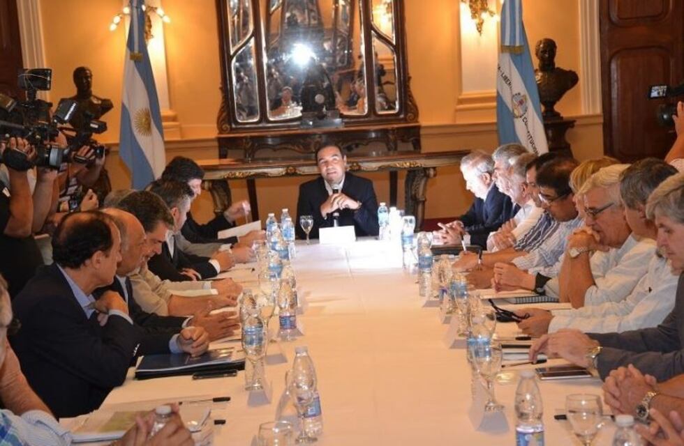 El Gobernador se reunió con funcionarios y empresarios por la cadena forestal