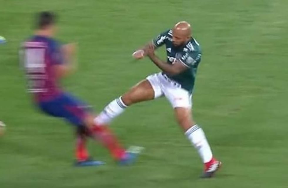 La brutal patada de Felipe Melo en la Copa Libertadores