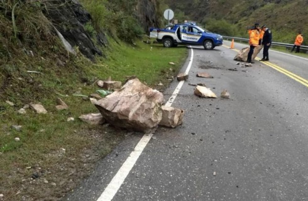 Derrumbe y caída de rocas enormes sobre la ruta E-55