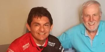 El presidente José Vignatti acompañó al delantero en su llegada\u002E (@colonoficial)