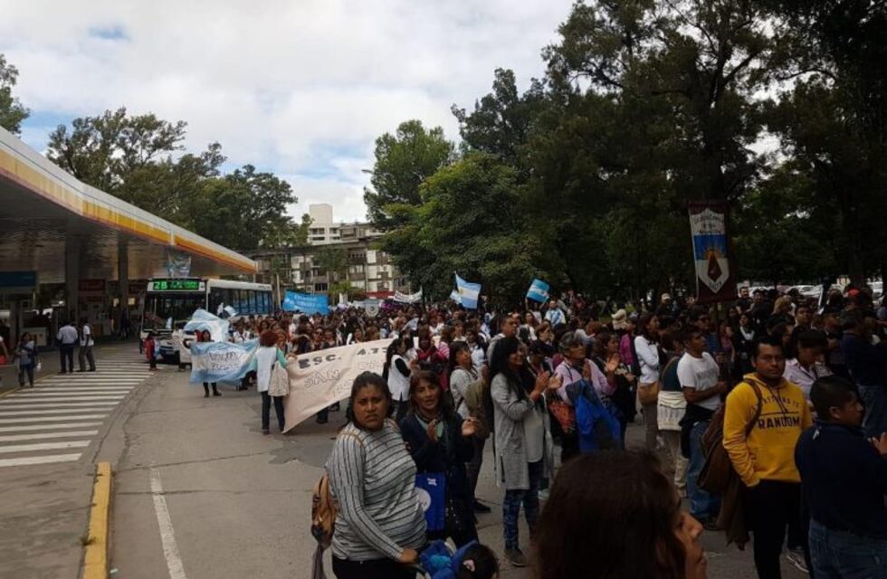 Docentes salteños endurecieron su reclamo y volvieron a marchar por el centro