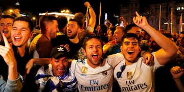 Soccer Football - Real Madrid fans watch the Champions League Final - Madrid, Spain - May 26, 2018 Real Madrid fans celebrate near the Cibeles fountain in central Madrid after their team won the Champions League REUTERS/Paul Hanna madrid españa campeonato torneo champions league copa liga campeones uefa europea futbol festejo festejos de los hinchas simpatizantes del real madrid