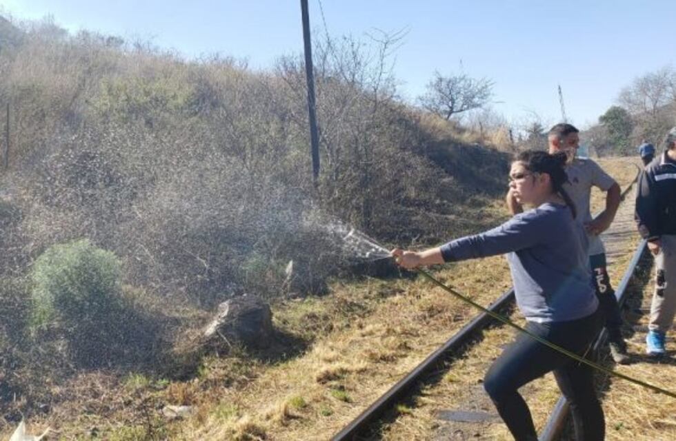 Video: el fuego amenaza casas particulares en La Calera