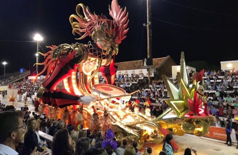 Explotó la octava noche del Carnaval del País, dando comienzo al fin de semana largo