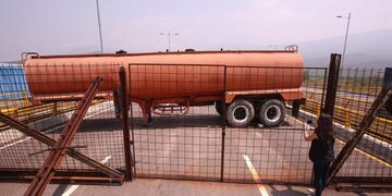 Denuncian bloqueo militar de puente por el que puede entrar ayuda humanitaria a Venezuela\u002E (EFE)